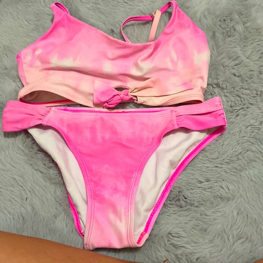 The colors are pink light baby pink and white the brand is no boundaries